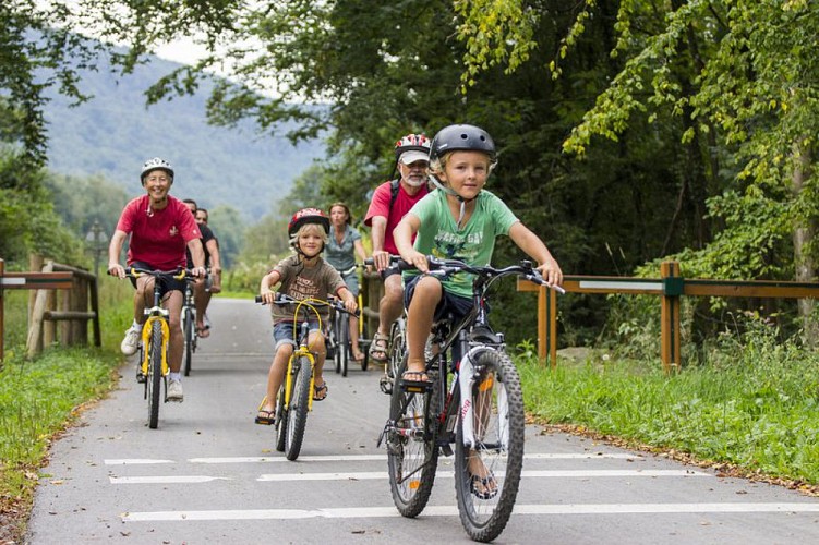 Famille sur la voie verte Trans'Ardennes