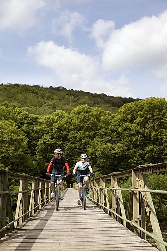 Passerelle sur la Semoy à Naux