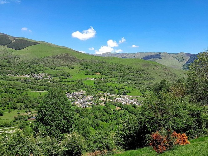 La jolie vue sur les villages typiques du Larboust