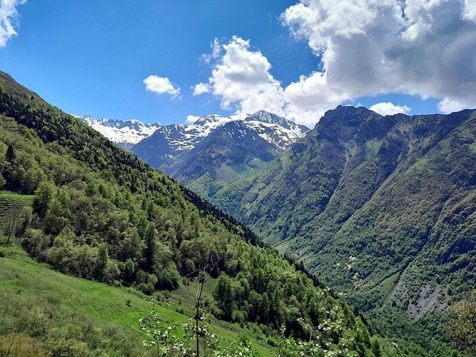 La descente par la vallée d'Oo