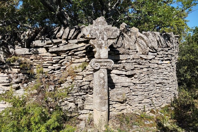 Stèle sur le chemin du col de Gordes