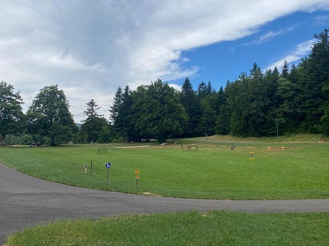 Stade de biathlon en été, avec modules estivaux