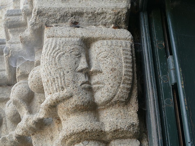 AUZANCES _Eglise St Jacques le Majeur _Chapiteaux amoureux 