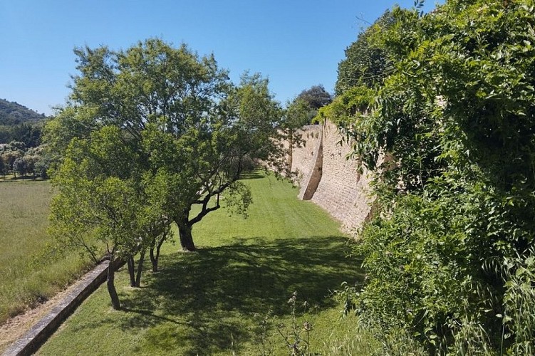 Contreforts du château de Maubec