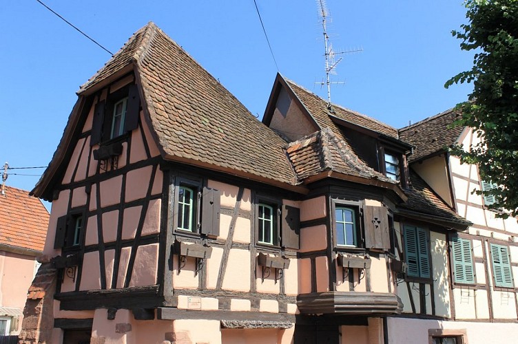 Maison du 18e siècle à l'emblème de meunier