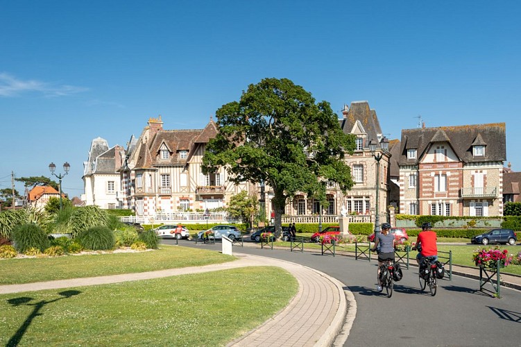 Velo_dans_les_rues_de_Cabourg-EV4-Emmanuel_Berthier-1200px