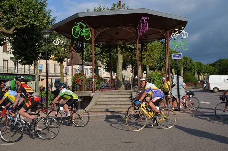 Cyclos devant le kiosque à St-Pourçain