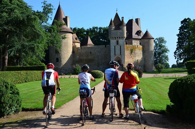 Cyclos devant le château de Thoury