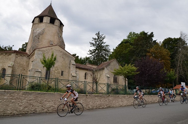 Cyclo devant l'église de Louchy-Montfand