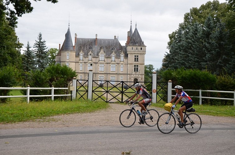 Cyclos devant le château du Lonzat à Marcenat