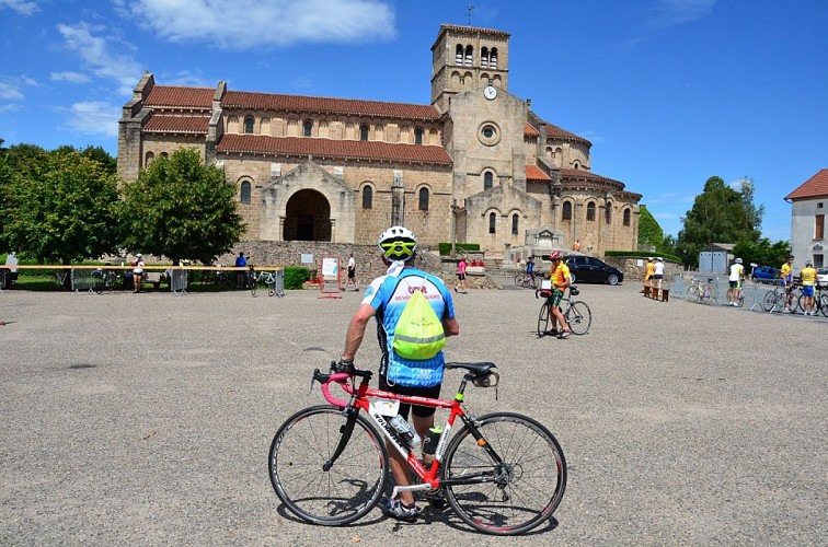 Cyclo devant l'église de Châtel-Montagne