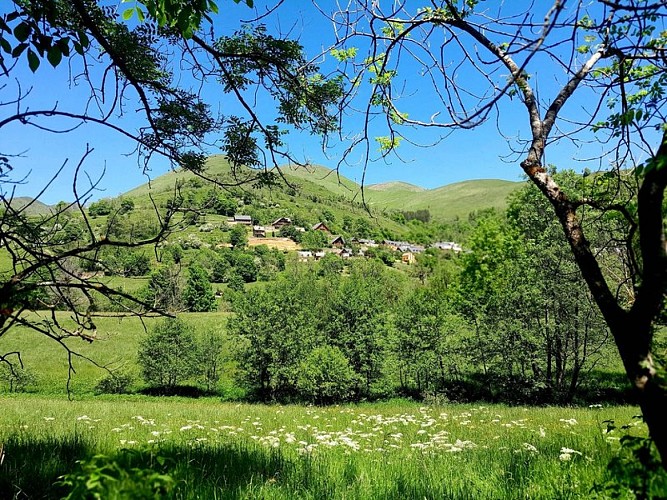 La rando démarre par un sentier bucolique et ses premières vues dégagées
