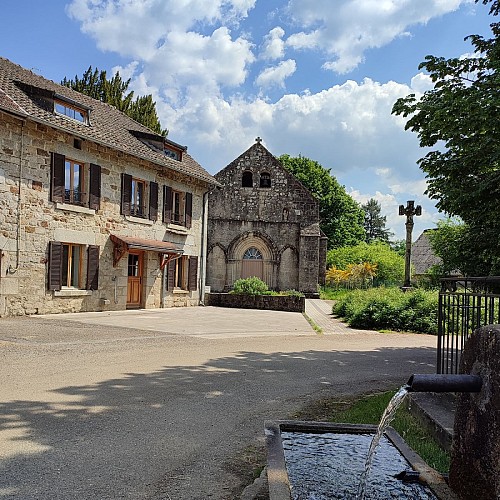 Place de l'égilse de Cheissoux