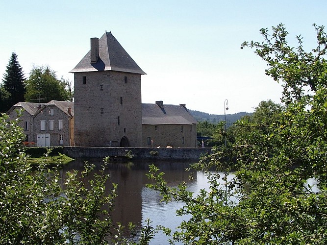 Peyrat-le-Château - Tour et lac - (c)Pays Monts et Barrages - Guillaume Martin copie
