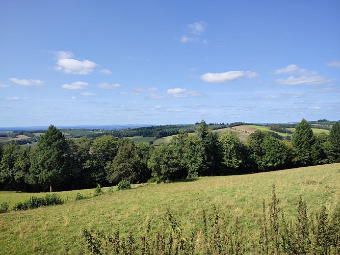 GRPMBL - Chemin de Sainte-Anne - Vue dégagée - Sainte-Anne-Saint-Priest (c) Pays Monts et Barrages