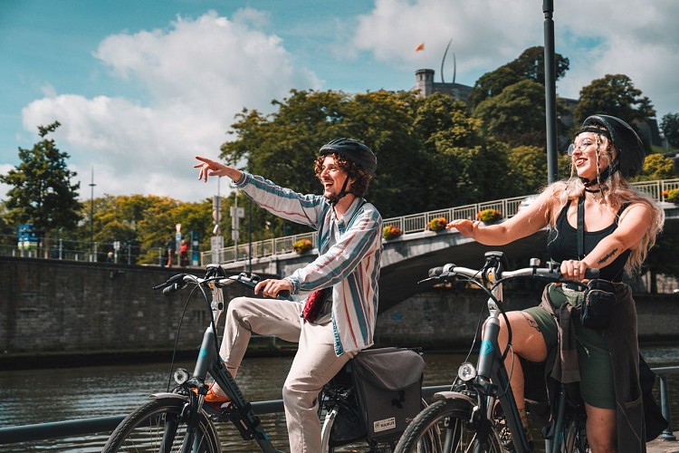 Balade à vélo entre amis le long de la Sambre