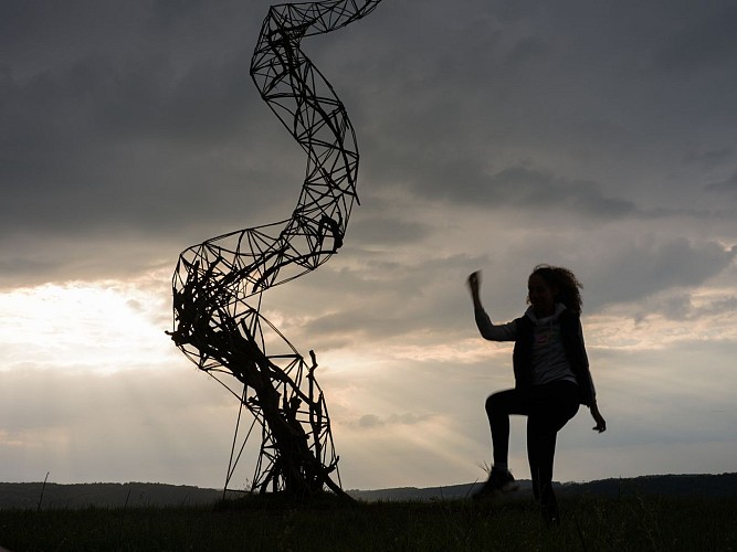 Femme près d'une oeuvre de Byoung Tak Moon