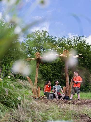 Groupe d'amis au sentier d'art de Nettinne