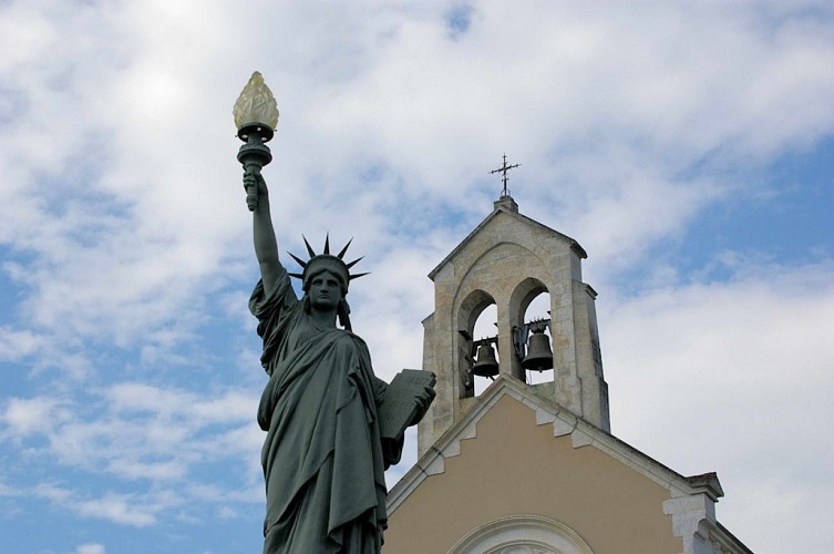 Monument aux Morts et église de Châteauneuf-la-Forêt