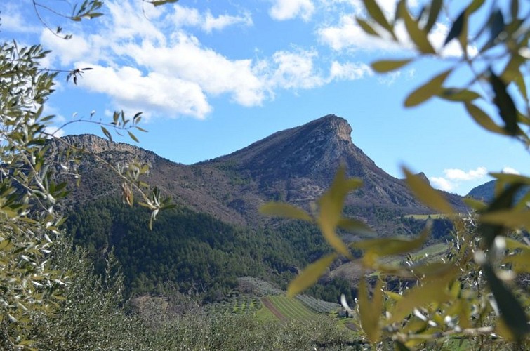 Le Rocher du Bramard au-dessus de Sahune