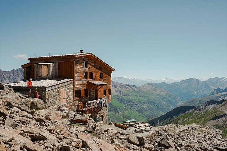 Gli  alpeggi des Chapieux e il Rifugio Robert Blanc