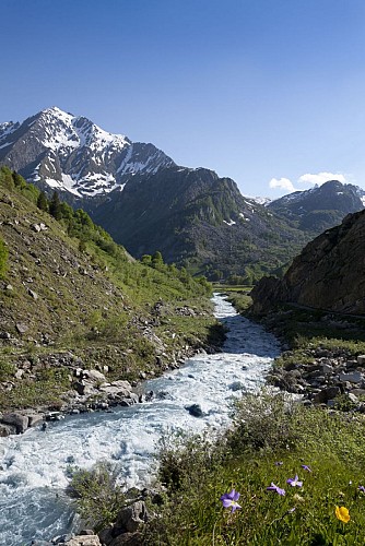 Gli  alpeggi des Chapieux e il Rifugio Robert Blanc