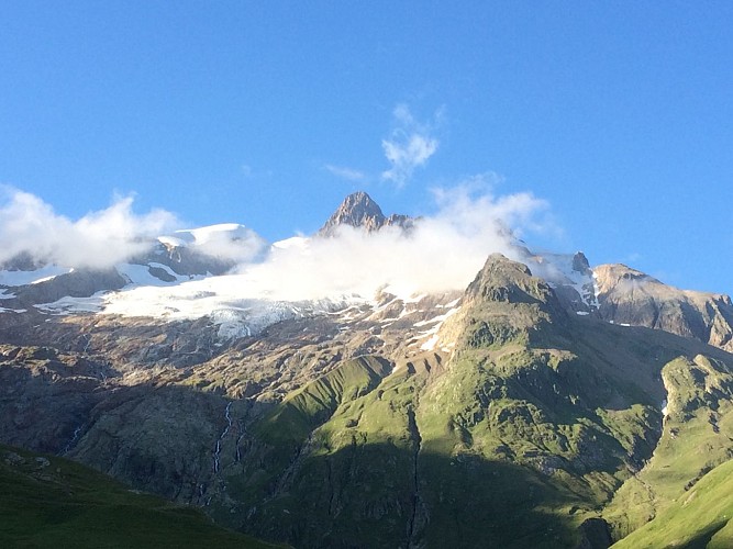 Gli  alpeggi des Chapieux e il Rifugio Robert Blanc