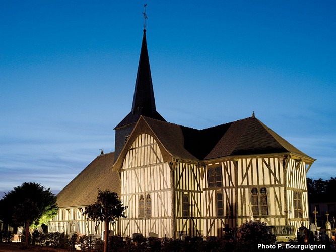 木结构教堂与彩色玻璃窗