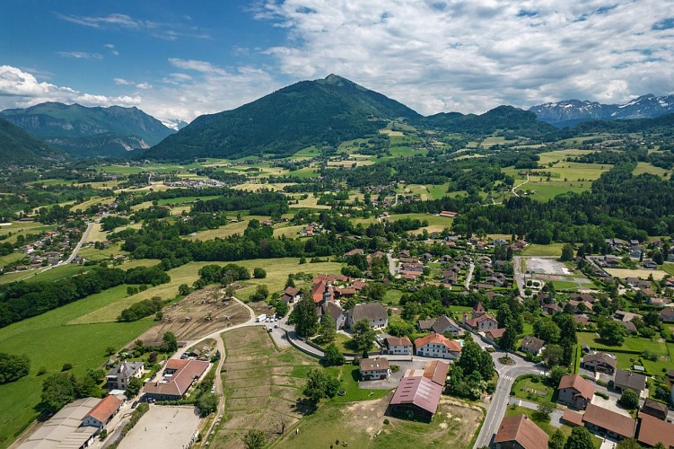 Le village de Peillonnex vue du ciel avec le Môle en fond