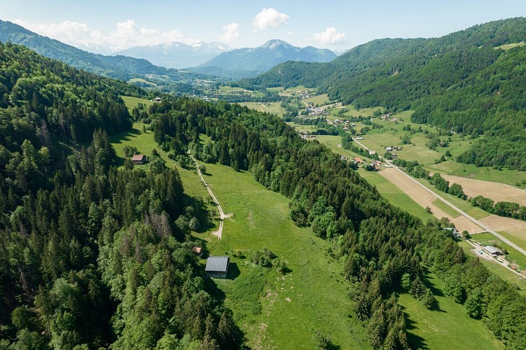 Traversée de Mégevette avec le Môle en arrière plan