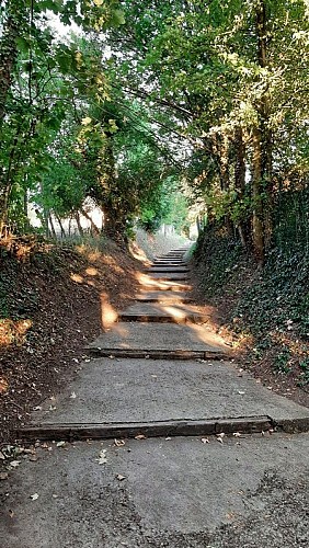 Accès au château depuis la place du 11 août