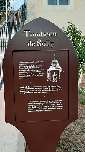 Accès au château depuis la place du 11 août