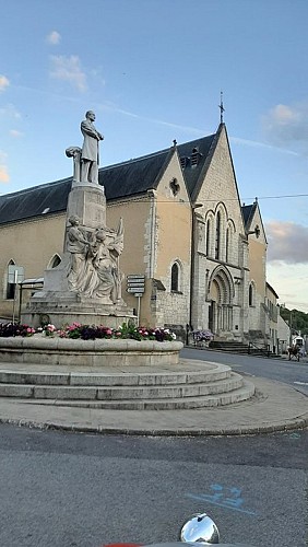 Accès au château depuis la place du 11 août
