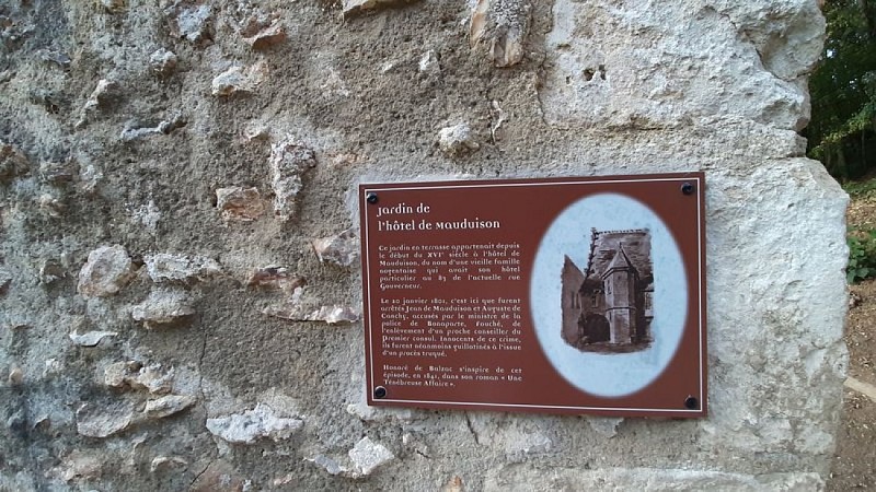 Accès au château depuis la place du 11 août