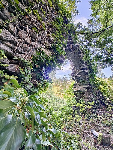 Chapelle du Cuchet par les Ruines du Château des Ducs de La Chambre_Notre-Dame-du-Cruet