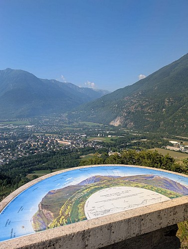 Chapelle du Cuchet par les Ruines du Château des Ducs de La Chambre_Notre-Dame-du-Cruet