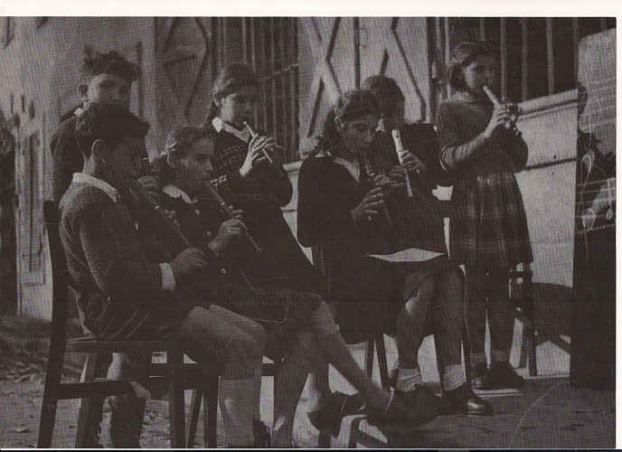 Riquette Cirulnik devant le 18 cours de musique