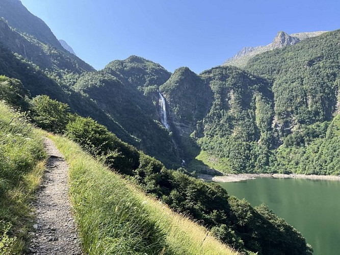 Le sentier le long du lac d'Oô