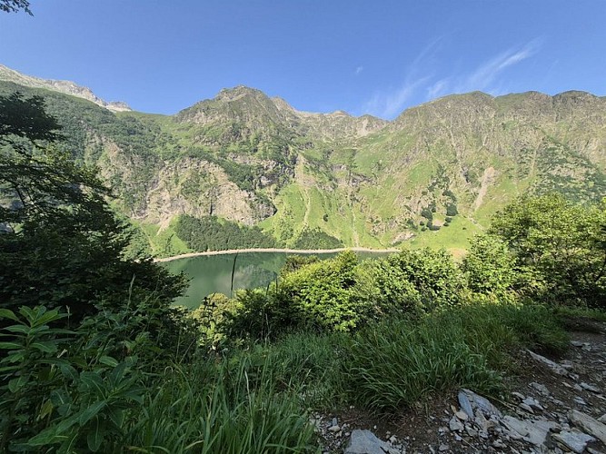 Jolie fenêtre sur le lac d'Oô