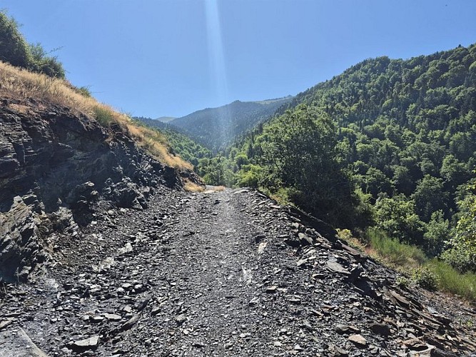 un cheminement minéral pour un jolie bout de vallée