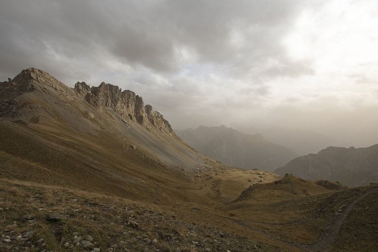 Vue depuis le col sur les chalets de Furfande dominés par la crête de Croseras