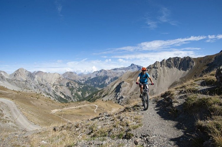 Arrivée au col par le sentier en VTT