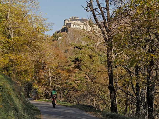 CHÂTEAU-QUEYRAS en gravel - Montbardon, un village perché