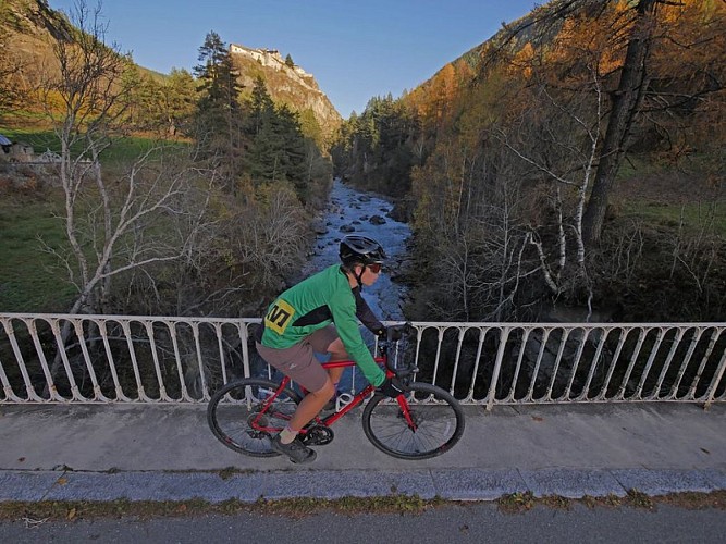 CHÂTEAU-QUEYRAS en gravel - Montbardon, un village perché