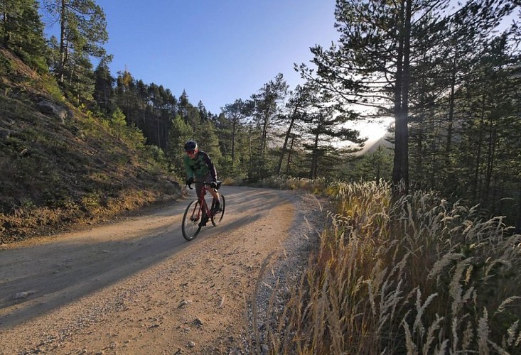 CHÂTEAU-QUEYRAS en gravel - Montbardon, un village perché