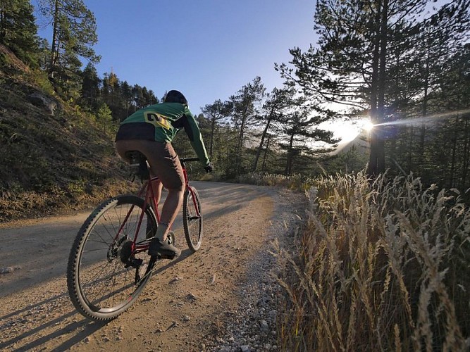 CHÂTEAU-QUEYRAS en gravel - Montbardon, un village perché