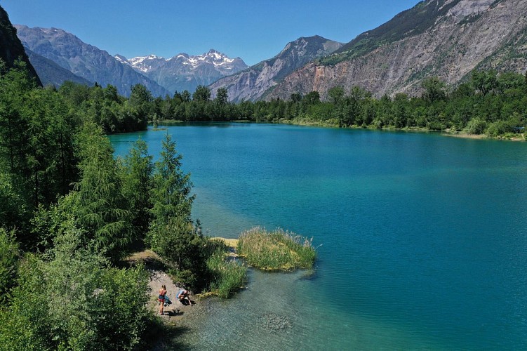 Lac Bleu and Lac de Buclet, short walk from the Lac Bleu parking lot_Le Bourg-d'Oisans