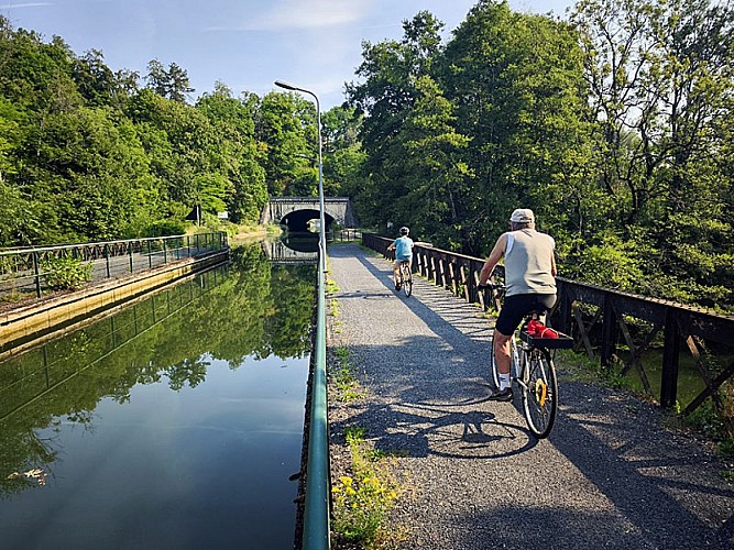 A vélo sur le canal entre Champagne et Bourgogne - V53
