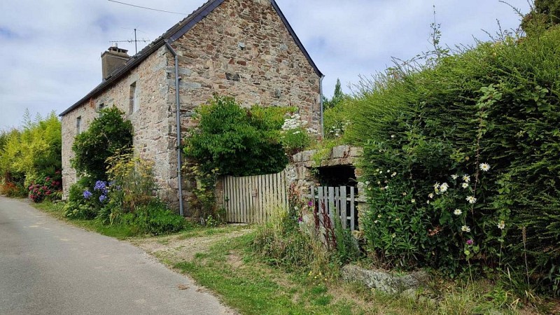 Maison et son puits - Bati traditionnel à Tréduder