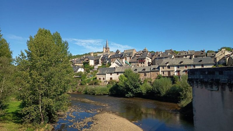 Le village de St-Côme-d'Olt au bord du Lot